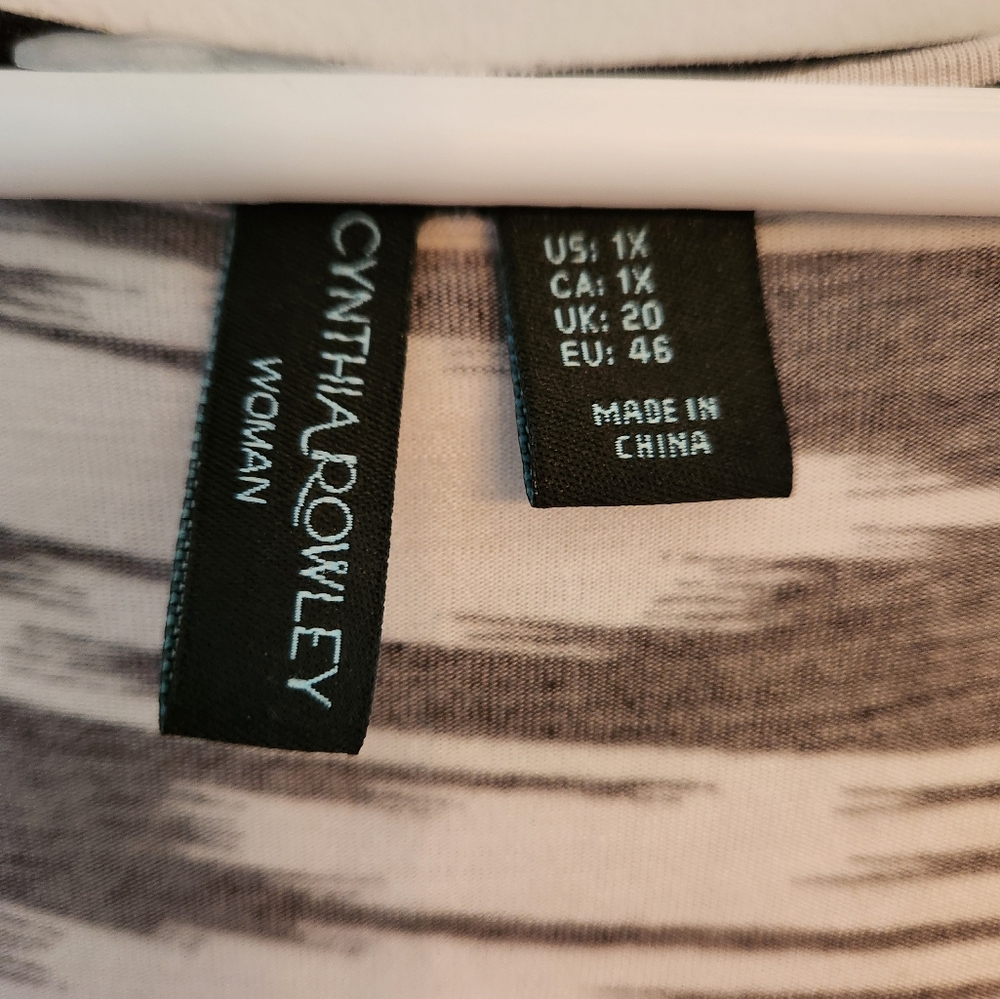 (4 For $20) Cynthia Rowley Black and White print blouse. Size 1X.   Soft pattern - Picture 3 of 5